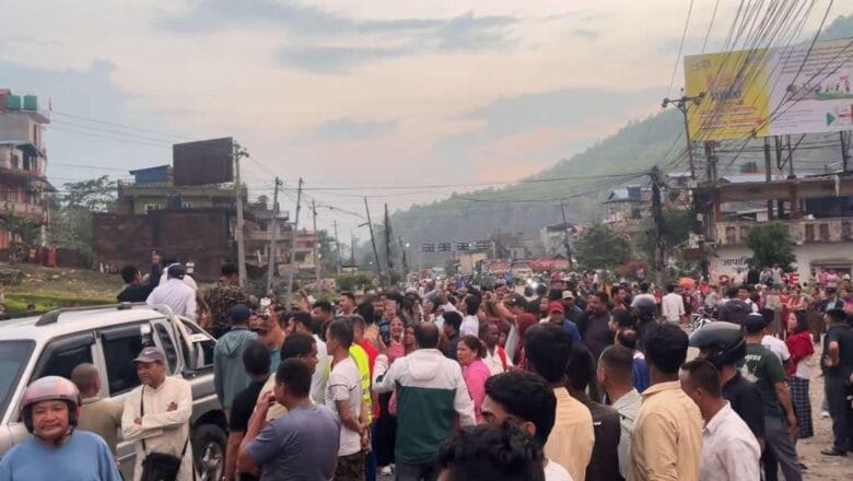 हेटौँडा अस्पतालको बोर्ड केरमेट गरेका युवालाई नियन्त्रणमा लिएको भन्दै सपर्थकद्वारा प्रदर्शन