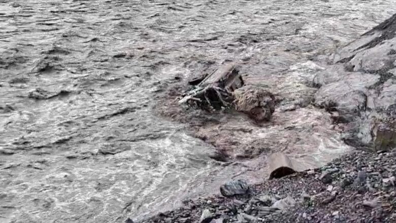 बागमतीले बगायो तेल ट्यांकर र डब्बा गाडी, टयांकरका चालक हामफालेर बाँचे