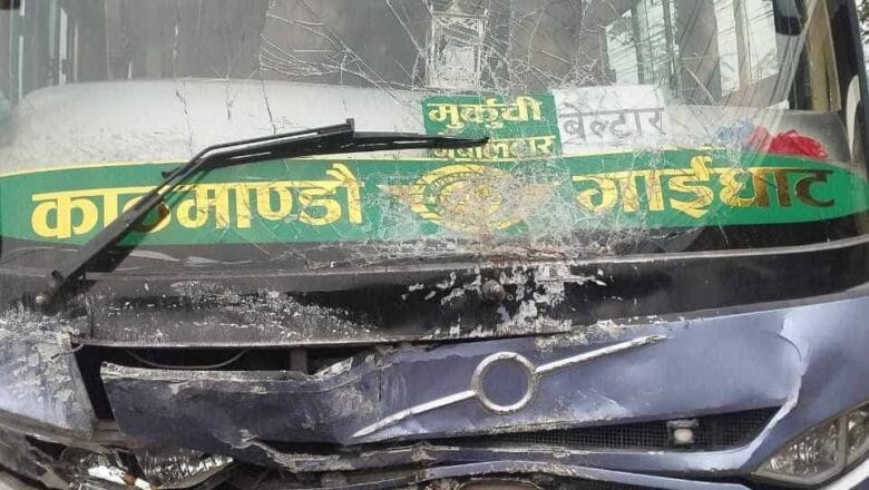 चितवनमा बस र कार ठोक्किँदा एकजनाको मृत्यु