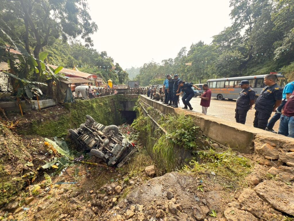 सेनाको ट्रक दुर्घटना हुँदा १६ जना घाइते, ३ को अवस्था गम्भीर