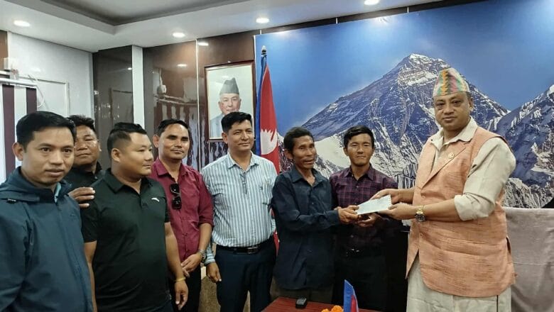 कैलाशका लालकुमारलाई मुख्यमन्त्री बानियाँले घर निर्माण गर्न दिए २ लाख