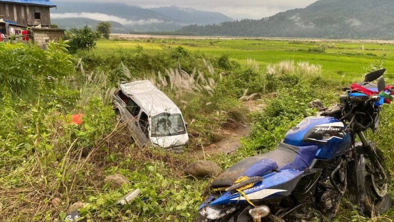 झुरझुरेमा ईभी गाडी र मोटरसाइकल ठोक्किँदा १४ जना घाइते