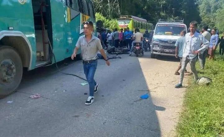 ब्रेकफेल भएको बसले मोटरसाइकललाई ठक्कर दिदा दुईको मृत्यु