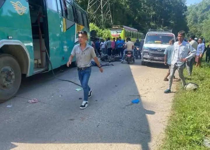 ब्रेकफेल भएको बसले मोटरसाइकललाई ठक्कर दिदा दुईको मृत्यु
