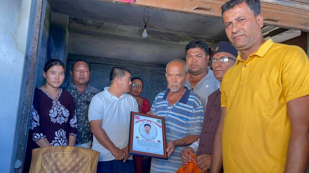 आगलागी पीडित जिम्बा परिवारलाई मुख्यमन्त्री बानियाँ र कांग्रेस बकैया समितिको आर्थिक सहयोग