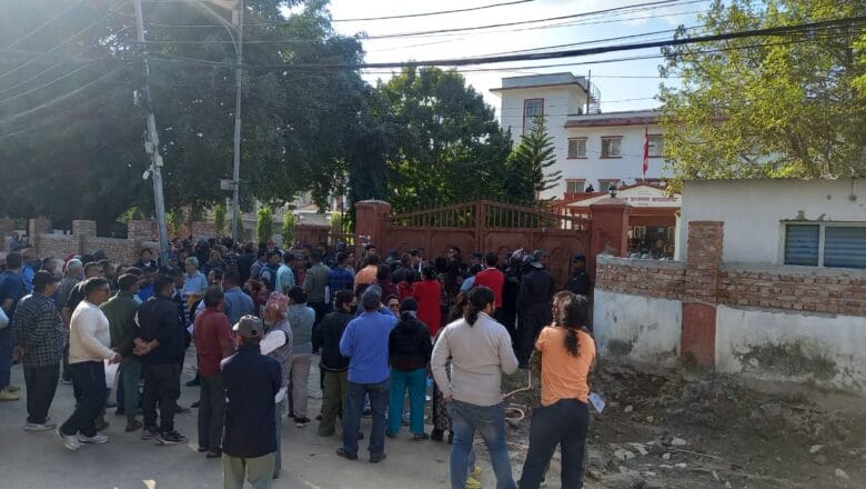 राजमार्ग विस्तारविरुद्ध पीडितको प्रशासन घेराउ, भत्काइएका घर पुनःनिर्माणको माग