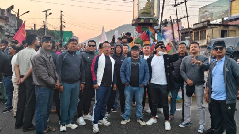 पार्टीको झण्डा जलाएको घटनाविरुद्ध मकवानपुरमा युवा संघको प्रदर्शन